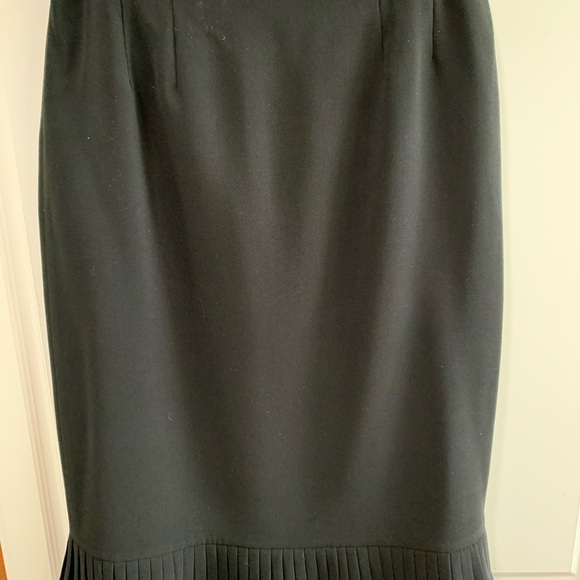 Ladies size 8 black skirt by Collections For Le Suit - Picture 1 of 3
